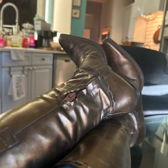 7.5 Bronze Luxury Cow girl boot.Brand BCB Boot used. Good shape. - Picture 6 of 7